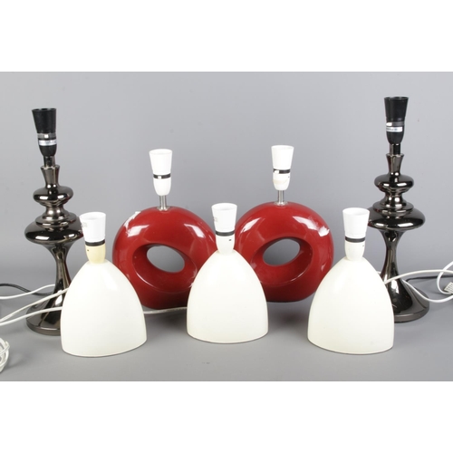 152 - A collection of modern ceramic table lamps to include red doughnut shaped examples.