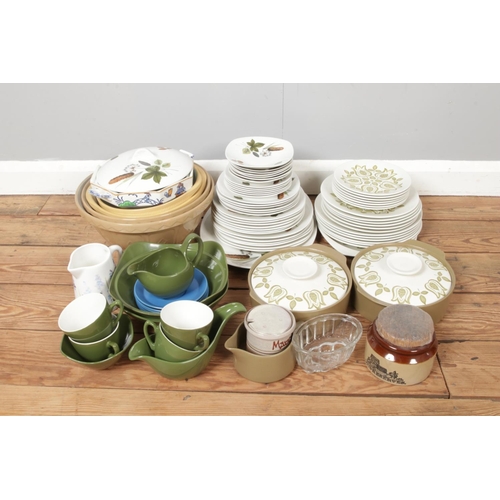 189 - A quantity of mixed ceramics and dinner sets, including vintage large mixing bowls etc