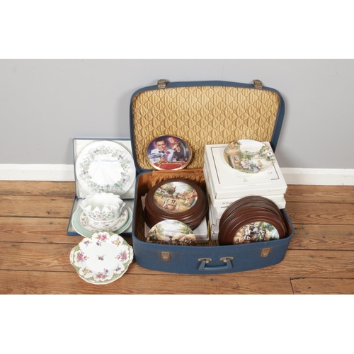 193 - A mixed collection of Display/Collector Plates, including Wedgwood series with wooden plate frame, R... 