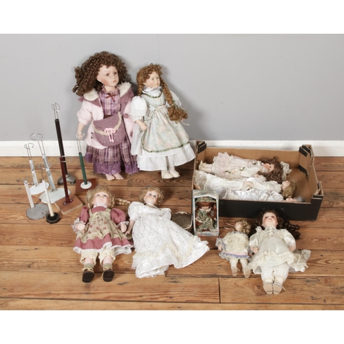 195 - A collection of vintage porcelain dolls to include NJSF, Danbury Mint and Leonardo Collection exampl... 