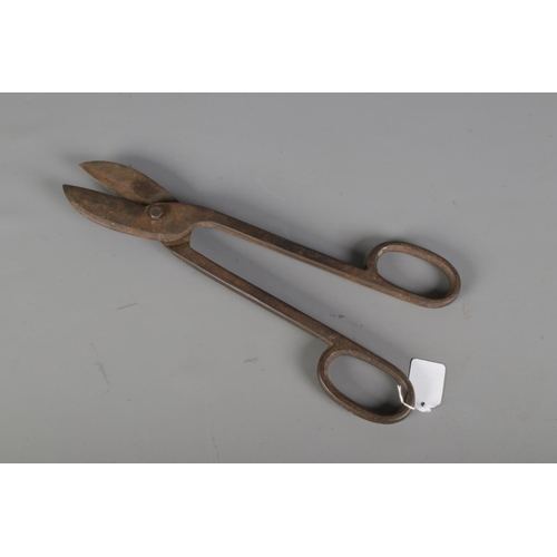 51 - A pair of military sheet metal cutters/tin snips. Bearing broad arrow mark.