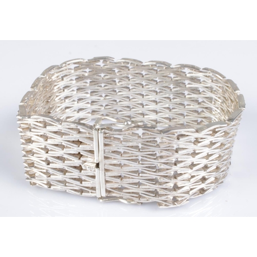 363 - A heavy silver bracelet with mesh link design. Approx. weight 64g.