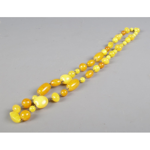 369 - A vintage amber effect necklace