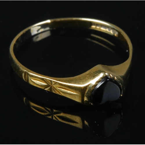 399 - 9ct Gold heart shaped Onyx Ring (marked 