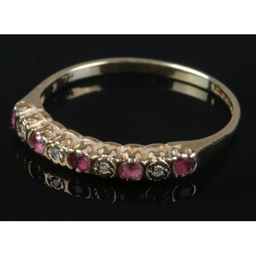 400 - 9ct Gold Ruby and Diamond Cluster Ring, five ruby and four diamond stone (marked 