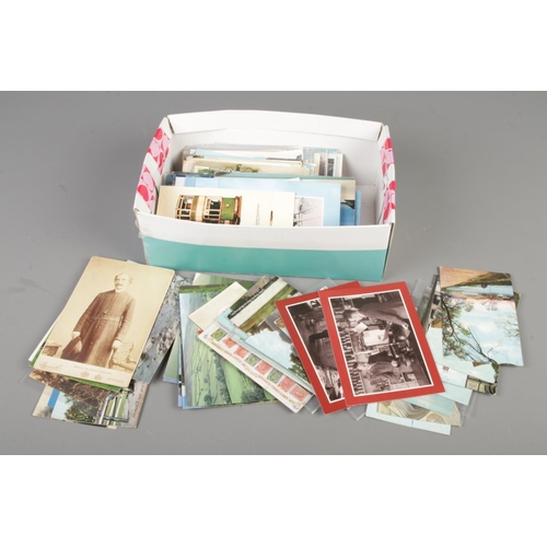 122 - A large quantity of approx 200 postcards ranging from early 20th century and later