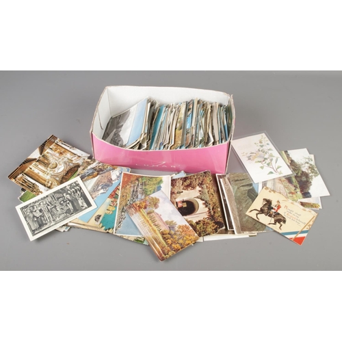 126 - A large quantity of approx 400 postcards ranging from early 20th century and later.