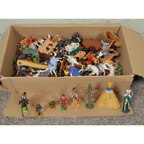 186 - A box of mixed vintage plastic toy soldiers, various makers including Timpo Toy, Deetail, Britains s... 