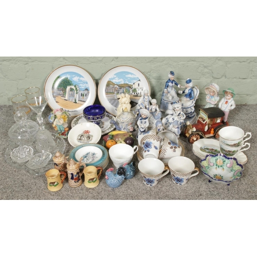 189 - A box of assorted ceramics and glassware, including vintage blue and white porcelain, cups & saucers... 