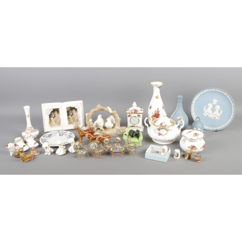 28 - Mixed collection of decoration ceramics, including 1970s Spain Porcelanas Segarra Doves Ornament, We... 