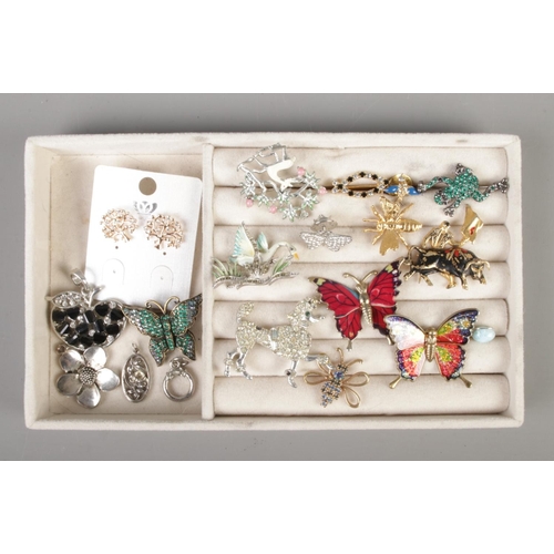 66 - A small collection of animal and floral themed accessories to include brooches, pin badges and penda... 