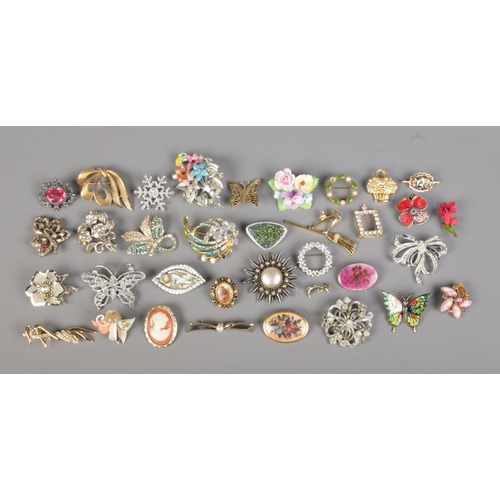 103 - Thirty five costume jewellery brooches, to include ceramic, floral, butterfly and cameo examples.