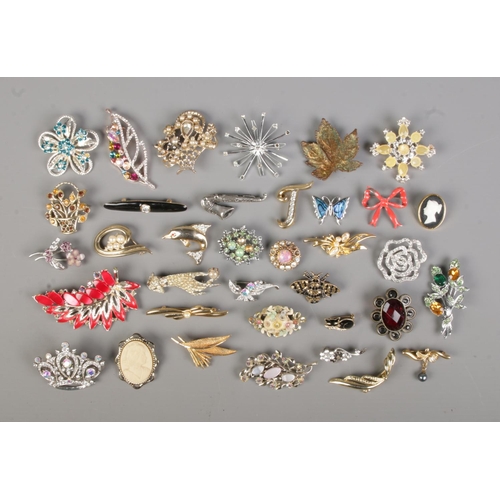 105 - Thirty six costume jewellery brooches, to include leaf, bee, starburst and bow examples.