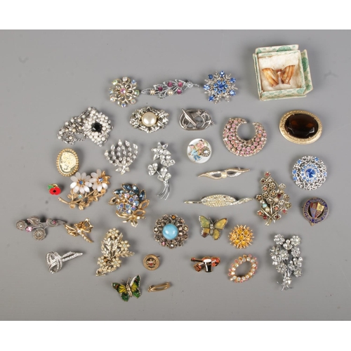 107 - A good collection of assorted costume jewellery brooches to include floral, animal, seashell and Gui... 