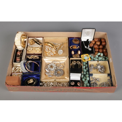 122 - A tray of mixed vintage costume jewellery and miscellaneous items, including brooches, earrings and ... 