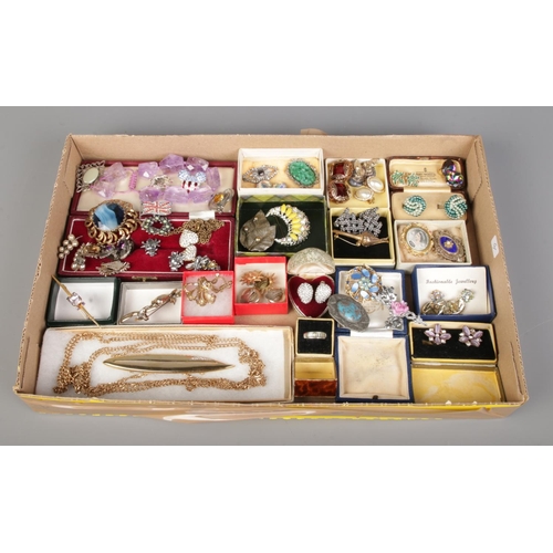 85 - A tray of mixed vintage costume jewellery, featuring gilt necklaces, coronation and Disney brooches,... 