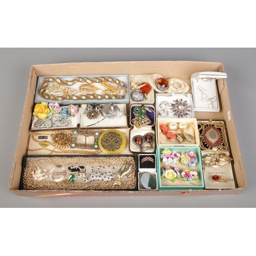 89 - A tray of mixed vintage costume jewellery, featuring porcelain flower and animal brooches, boxed nec... 