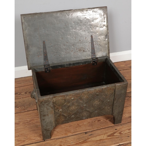 297 - A metal arts and crafts style log bin/coal box 

Hx35cm
Wx55cm
Dx34cm