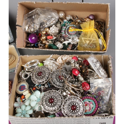 28 - A collection of assorted jewellery, including brooches, rings, bracelets and earrings etc, along wit... 