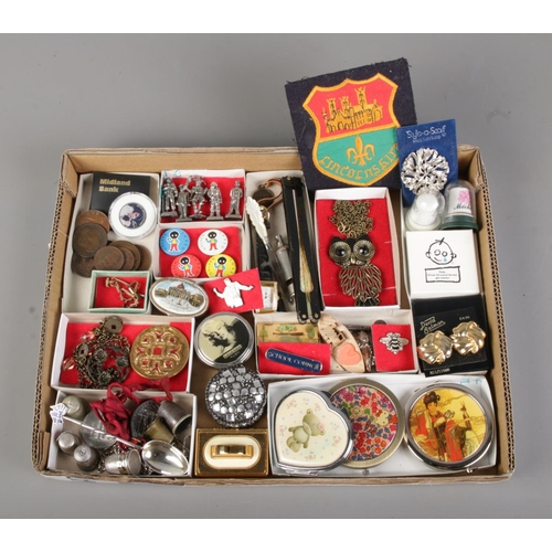 62 - A tray of assorted collectables to include Golly Golden Shred pin badges, Elvis memorabilia, small p... 