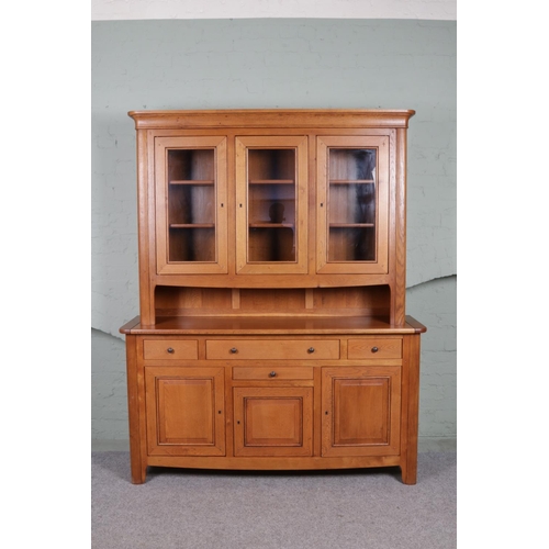 544 - A large good quality solid oak sideboard.

Hx201cm
Wx179cm
Dx50cm