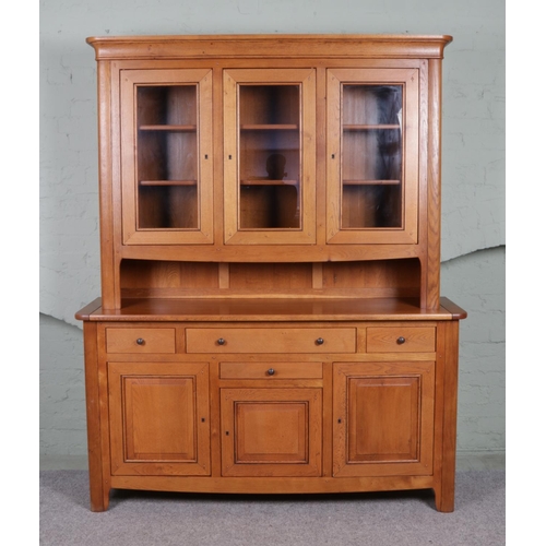 544 - A large good quality solid oak sideboard.

Hx201cm
Wx179cm
Dx50cm