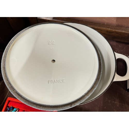 111 - A large Le Creuset cooking pot, 22cm diameter