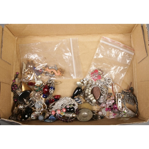 176 - A collection of costume jewellery, including a vintage Rotary watch, a boxed pair of cufflinks and a... 