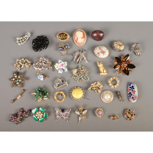 265 - A collection of 35 costume jewellery brooches