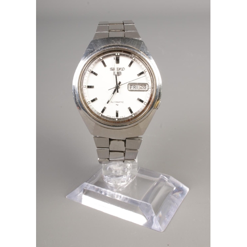 401 - A Gent's Seiko 5 automatic wristwatch, with baton markers and day/date display. On stainless steel b... 