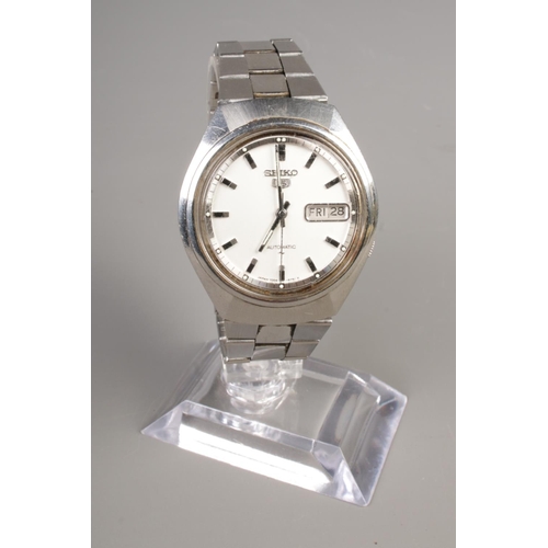 401 - A Gent's Seiko 5 automatic wristwatch, with baton markers and day/date display. On stainless steel b... 