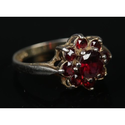 410 - A vintage silver garnet cluster ring 

Size L1/2
2.99g