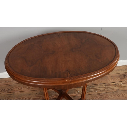 524 - A large walnut quarter veneer occasional table.

Hx80cm
Wx89cm
Dx60cm