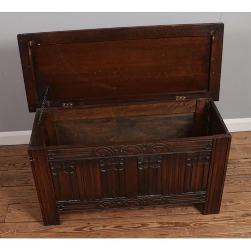 530 - A linen fold design oak blanket box.

Hx53cm
Wx99cm
Dx40cm