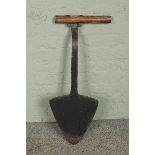 414 - A 19th century iron peat spade featuring an ash crossbar handle.