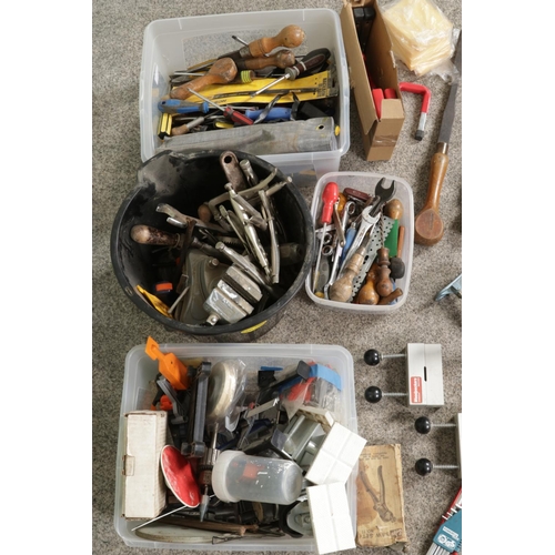 427 - Three boxes of assorted hand tools and accessories to include chisels, Powerfix vice, Woodpeckers, s... 