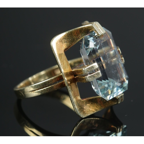 537 - A 14ct gold aquamarine cocktail ring. Size L. 8.1g.