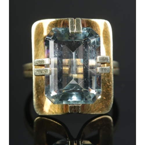 537 - A 14ct gold aquamarine cocktail ring. Size L. 8.1g.