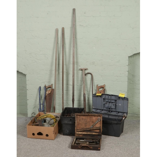 340 - A good collection of mostly vintage tools to include spade, saws, chisels, sledge hammer head, wirin... 