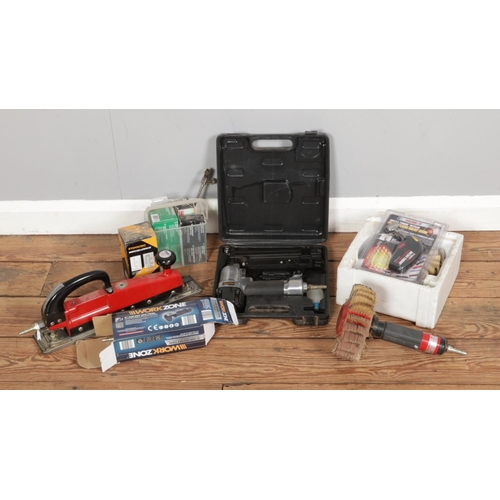 208 - A quantity of air tools and accessories including a cut off tool, air sander, rotary tool, ToolTech ... 