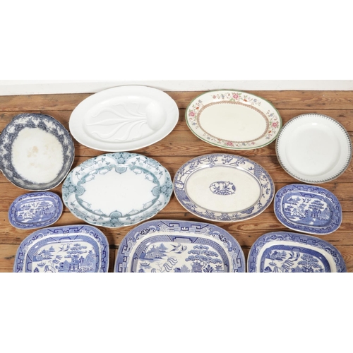 212 - A box of assorted large platters and dishes, including a set of blue and white willow pattern items,... 