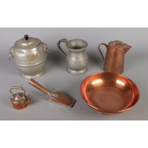 43 - A mixed collection of copper and pewter items, including pewter pint jug and lidded pot, copper bowl... 