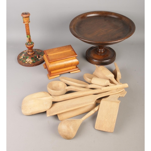 85 - A good collection of assorted kitchen treen to include paddles and ladles of varying sizes along wit... 