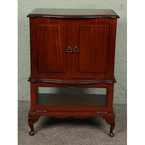 391 - A mahogany tv cabinet.

Hx98cm
Wx67cm
Dx45cm