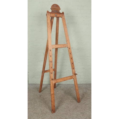 403 - A pine artists easel produced by Crown & Sons

Hx193cm