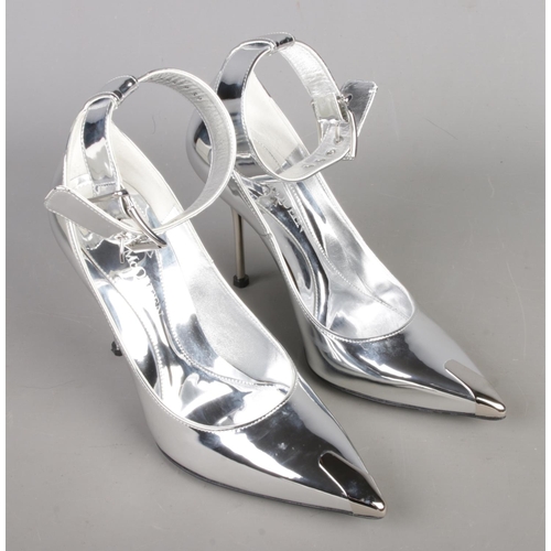 409 - Alexander McQueen silver metallic leather high heeled shoes, size 39 (UK 6), point-toe, complete wit... 