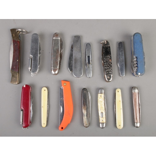 426 - A collection of pen knives. Includes Richards Sheffield, Fontanin Inox, Sisson etc. CANNOT POST