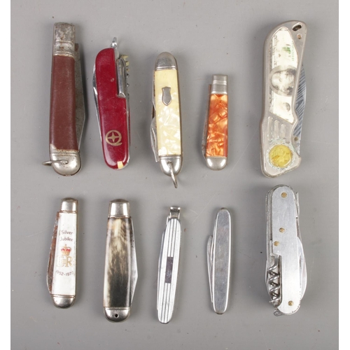 441 - A collection of pen knives. Includes Richards Sheffield, Star in Q swiss army knife, Ancient Warrior... 