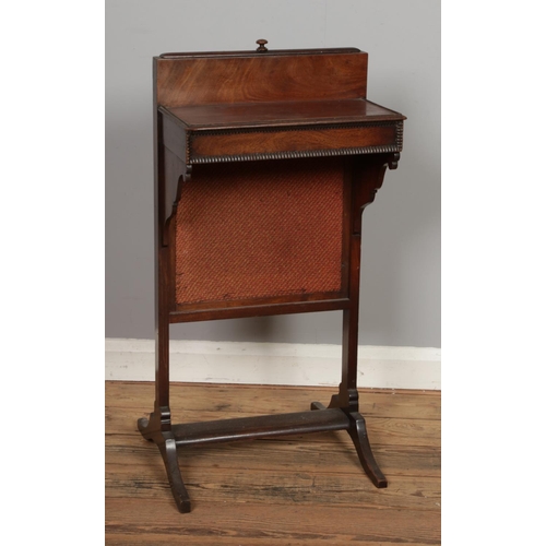 467 - An Edwardian mahogany fire screen table.

Hx83cm
Wx41cm
Dx40cm