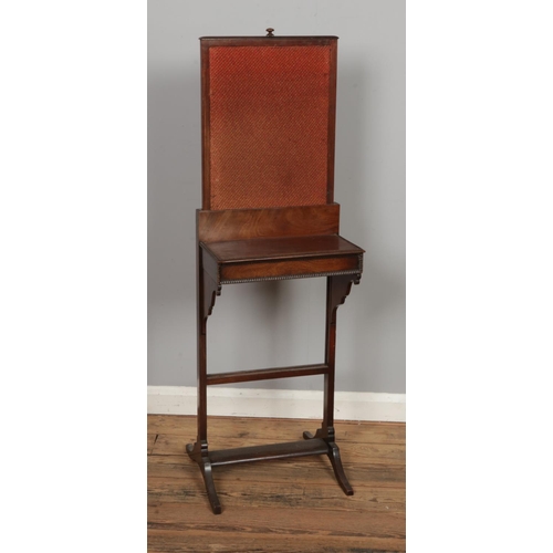 467 - An Edwardian mahogany fire screen table.

Hx83cm
Wx41cm
Dx40cm